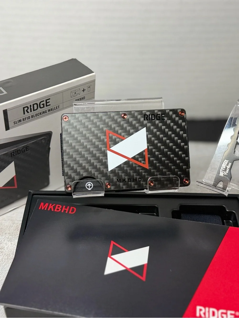 RIDGE WALLET | CARBON FIBER 3K w/RED PVD SCREWS+BLK FEARLESS KEYCHAIN MULTI-TOOL